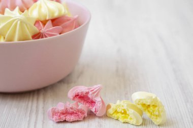Mini meringues Beyaz ahşap bir masa yan görünüm üzerinde. Yakın çekim.