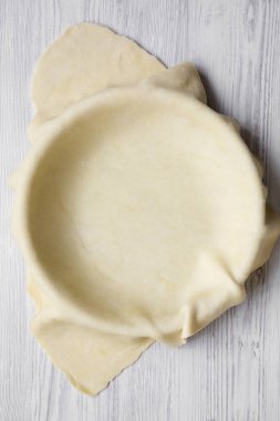 Çiğ hamur hazırlık elmalı turta, havai görünümü için.