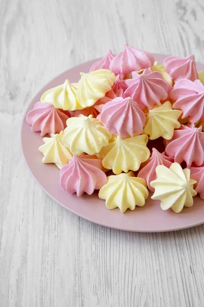 Mini Meringues Pink Plate White Wooden Background Low Angle View — Stock Photo, Image