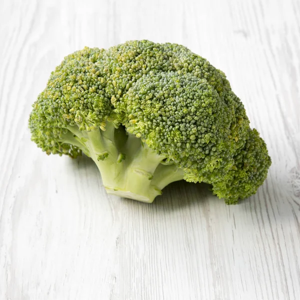 Beyaz Ahşap Arka Plan Yan Görünüm Üzerinde Çiğ Brokoli Yakın — Stok fotoğraf