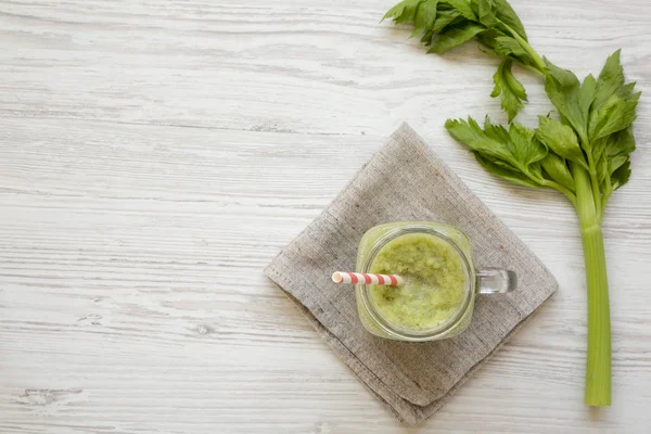 Zelený Celer Smoothie Sklenic Bílých Dřevěných Pozadí Pohled Plochý Lay — Stock fotografie
