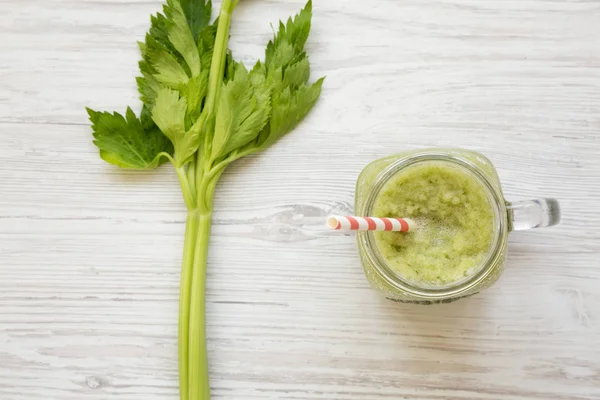 Sklenice Zelený Celer Smoothie Bílý Dřevěný Stůl Pohled Shora Plochý — Stock fotografie