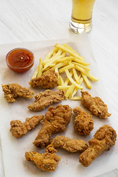 Välsmakande Fastfood Stekta Kycklingklubbor Kryddig Vingar Pommes Och Kyckling Fingrar — Stockfoto