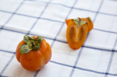 Kumaş, yan görünümü üzerine taze Trabzon hurması. Portre.