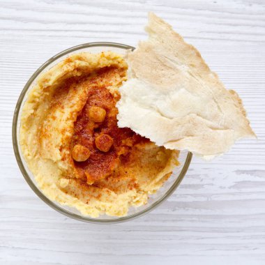 Kase humus baharat ve Pide üzerinde beyaz ahşap bir masa havai görünümü. Portre. 
