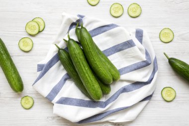 Taze çiğ yeşil salatalık, üstten görünüm. Yukarıdan, ek yük düz lay. 