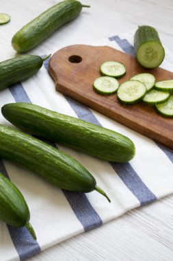 Taze ham organik yeşil salatalık, yan görünüm. Portre.