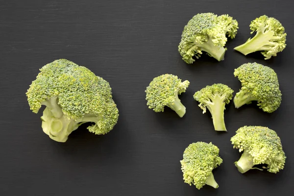Siyah Arka Plan Havai Görünümü Üzerine Çiğ Brokoli Yukarıdan Lay — Stok fotoğraf