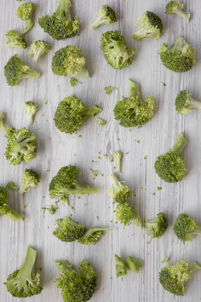 Taze Çiğ Brokoli Beyaz Ahşap Zemin Üzerinde Havai Görünümü Kesti — Stok fotoğraf