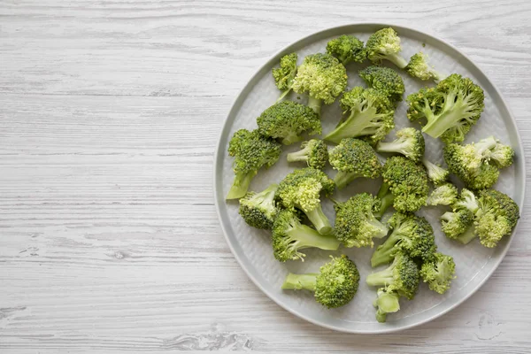 Taze Çiğ Brokoli Beyaz Ahşap Arka Planda Havai Görünümü Gri — Stok fotoğraf