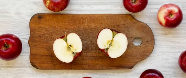 Raw Red Apples White Wooden Table Top View Flat Lay — Stock Photo, Image