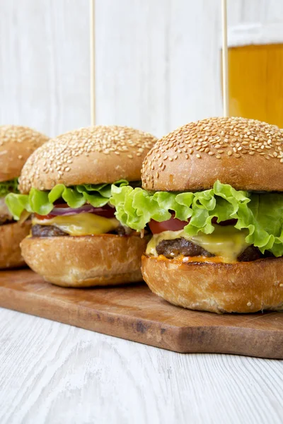 Domácí Cheeseburger Sklenicí Piva Bílém Pozadí Dřevěná Boční Pohled Closeup — Stock fotografie