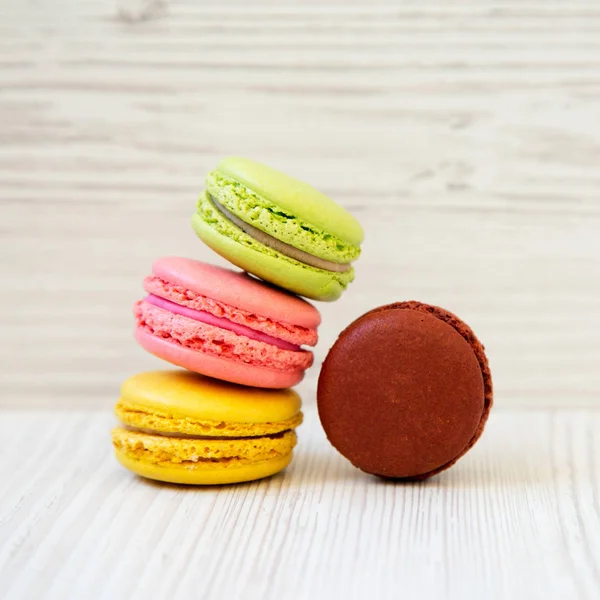 Macarons Doux Colorés Sur Fond Bois Blanc Vue Latérale Gros — Photo