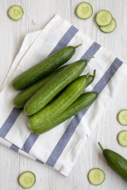 Taze ham organik yeşil salatalık, havai görünümü. Yukarıdan, üstten görünüm düz lay.