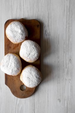 Ev yapımı donut jöle ve beyaz ahşap arka plan, üstten görünüm üzerinde rustik ahşap tahta üzerinde pudra şekeri ile. Kopya alanı.