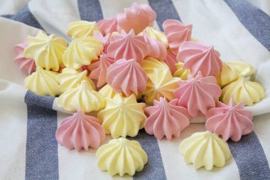 Mini meringues çizgili peçete, yan görünüm üzerinde. Yakın çekim.