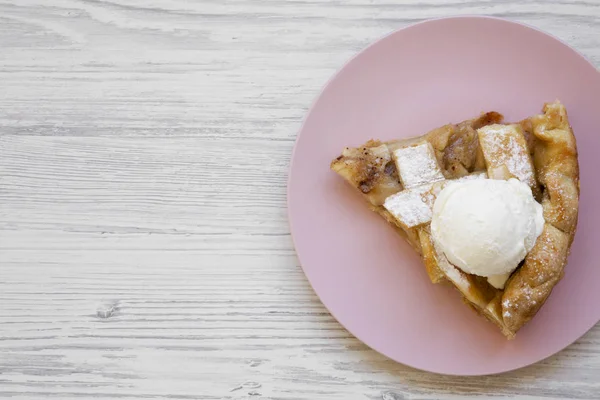 Rebanada Tarta Manzana Casera Con Helado Plato Rosa Fondo Madera — Foto de Stock