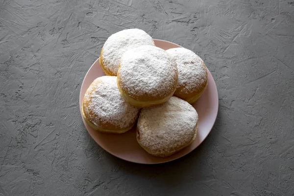 Donuts Dulces Caseros Con Azúcar Polvo Sobre Plato Rosa Sobre — Foto de Stock