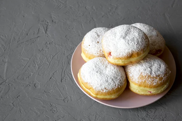 Hausgemachte Süße Donuts Mit Puderzucker Auf Rosa Teller Über Betonhintergrund — Stockfoto