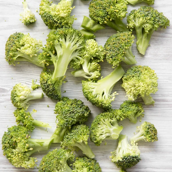 Broccoli Proaspăt Tăiat Masă Albă Din Lemn Vedere Sus Plat — Fotografie, imagine de stoc