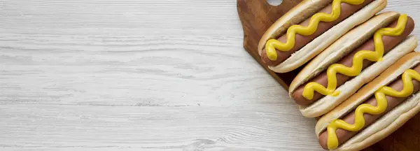 Tasty Hot Dogs Κίτρινο Μουστάρδα Ξύλινη Σανίδα Άσπρο Φόντο Ξύλινη — Φωτογραφία Αρχείου