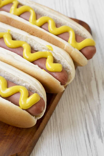 Hotdog Com Mostarda Amarela Tábua Madeira Sobre Fundo Madeira Branco — Fotografia de Stock