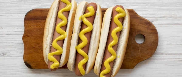 Domowe Hot Dogi Żółta Musztarda Rustykalne Drewniane Deska Białym Tle — Zdjęcie stockowe