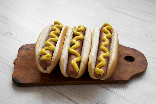 Hot Dog Κίτρινο Μουστάρδα Ξύλινη Σανίδα Στο Λευκό Ξύλινο Τραπέζι — Φωτογραφία Αρχείου