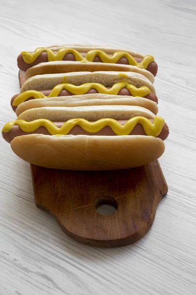 Hot Dog Mit Gelbem Senf Auf Holzbrett Auf Weißem Holzhintergrund — Stockfoto