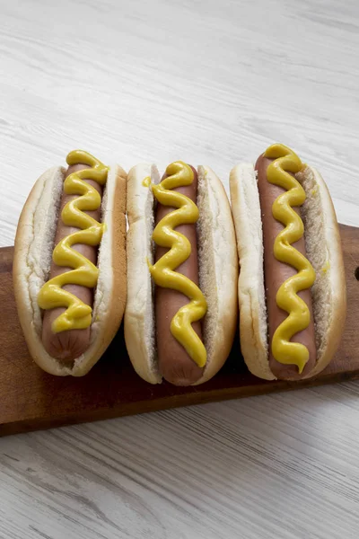 Cachorro Quente Com Mostarda Amarela Tábua Madeira Sobre Fundo Madeira — Fotografia de Stock