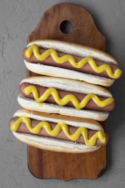 Homemade Hot Dogs Yellow Mustard Wooden Board Grey Background Overhead — Stock Photo, Image