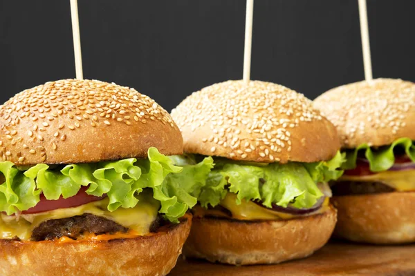 Domácí Cheeseburger Dřevěné Desce Černém Pozadí Boční Pohled Detail — Stock fotografie