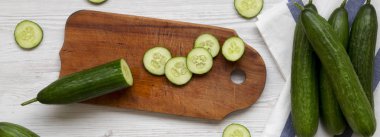 Taze çiğ yeşil salatalık, üstten görünüm. Düz, tepegöz, yukarıdan yatıyordu.