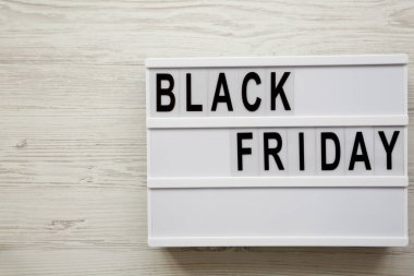 Beyaz ahşap arka plan, havai görünümü üzerinde lightbox 'Black friday' haber. Kopya alanı.