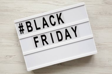 Beyaz ahşap arka plan, üstten görünüm üzerinde modern yönetim kurulu 'Black friday' haber. Portre.