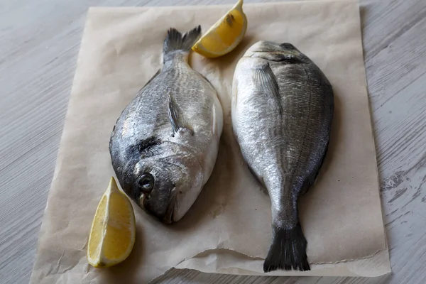 베이킹 시트에 신선한 Dorado 물고기 클로즈업 — 스톡 사진