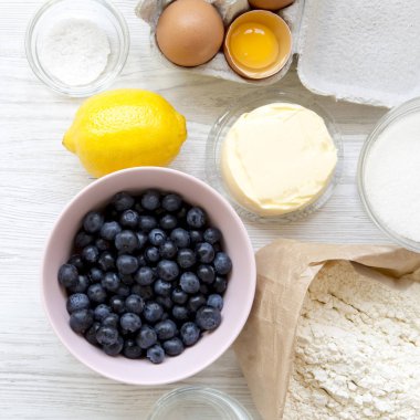 Böğürtlenli turta yemek için ham maddeler. Tepegöz, yat. Portre.