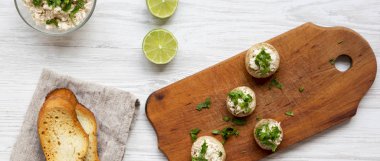 Mantar ve tavuk püresi kireç ve tost, havai görünümü ile. Yukarıdan, üstten görünüm düz lay.