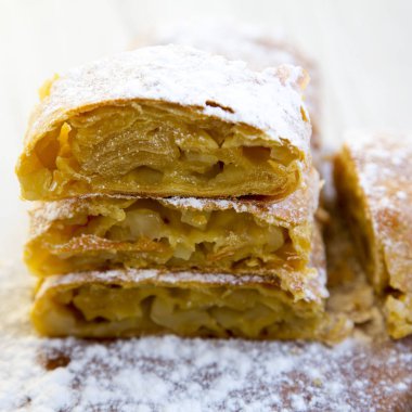 Strudel veya rustik ahşap tahta üzerinde elmalı turta. Yakın çekim.