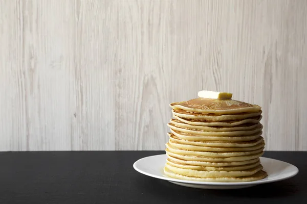 Hausgemachte Pfannkuchen Mit Butter Auf Weißem Teller Seitenansicht Kopierraum — Stockfoto