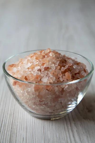 Himalayan Sea Salt Glass Bowl White Wooden Surface Side View — Stock Photo, Image