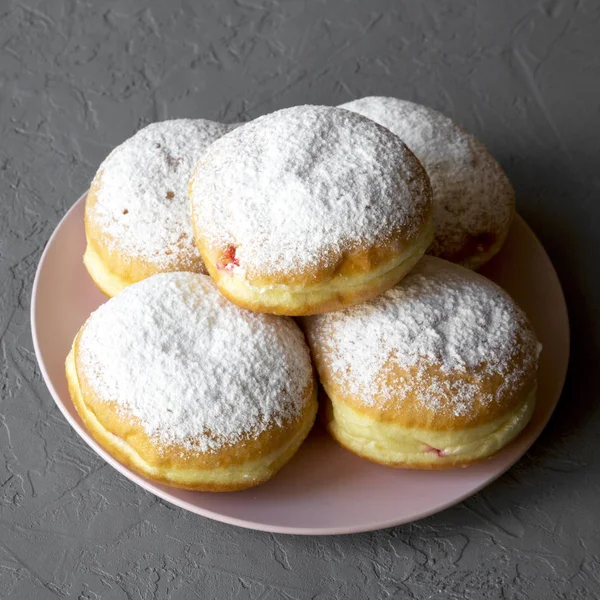 Rosquillas Dulces Caseras Con Azúcar Polvo Sobre Plato Rosado Sobre — Foto de Stock