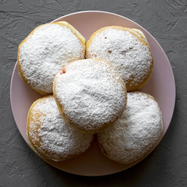 Rosquillas Sabrosas Caseras Con Azúcar Polvo Placa Color Rosa Sobre — Foto de Stock