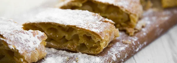 Strudel Torta Mele Tavola Legno Rustico Vista Laterale Primo Piano — Foto Stock