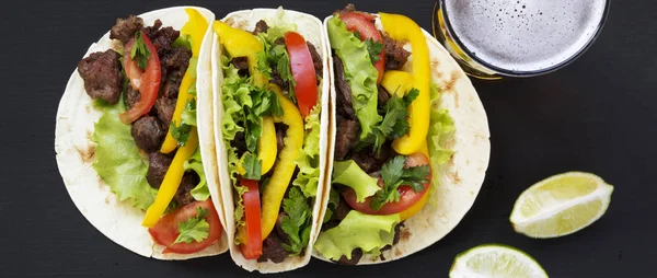 Taco Messicano Con Manzo Verdure Birra Lime Sfondo Scuro Vista — Foto Stock