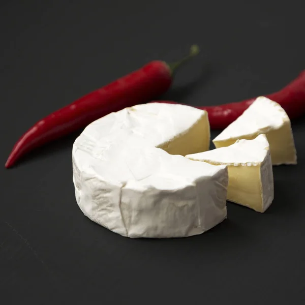 Sýr Camembert Nebo Brie Chilli Papričkou Černém Pozadí Detail — Stock fotografie