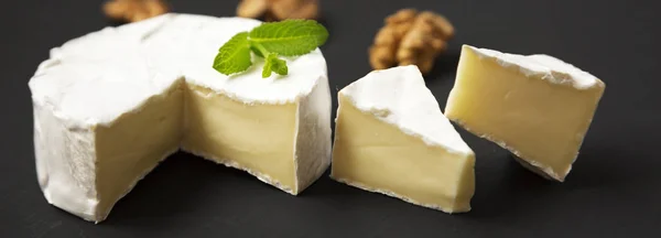 Sýr Camembert Nebo Brie Ořechy Černém Pozadí Boční Pohled Detailní — Stock fotografie