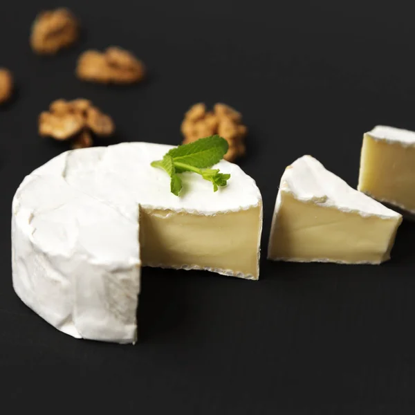 Queso Camembert Brie Con Nueces Sobre Fondo Oscuro Vista Lateral — Foto de Stock