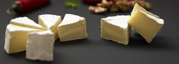 Plakjes Kaas Camembert Brie Met Walnoten Chilipeper Zijaanzicht Productie Van — Stockfoto