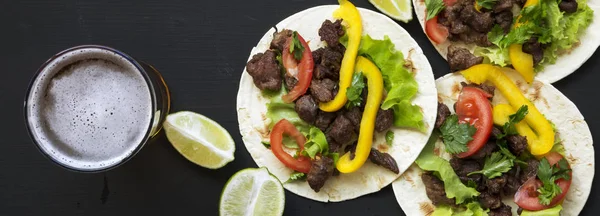 Sabrosos Tacos Con Carne Res Verduras Cerveza Lima Sobre Una — Foto de Stock